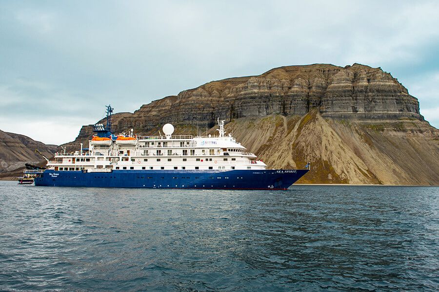 Kreuzfahrtschiff von Poseidon Expeditions in einem Fjord in Spitzbergen